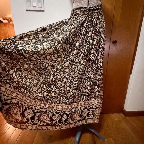 Vintage 90’s boho White Stag Black & tan Floral peasant Maxi Skirt - Picture 2 of 6